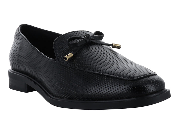 Zapato tipo mocasín color negro con textura perforada y detalle de moño con puntas doradas.
