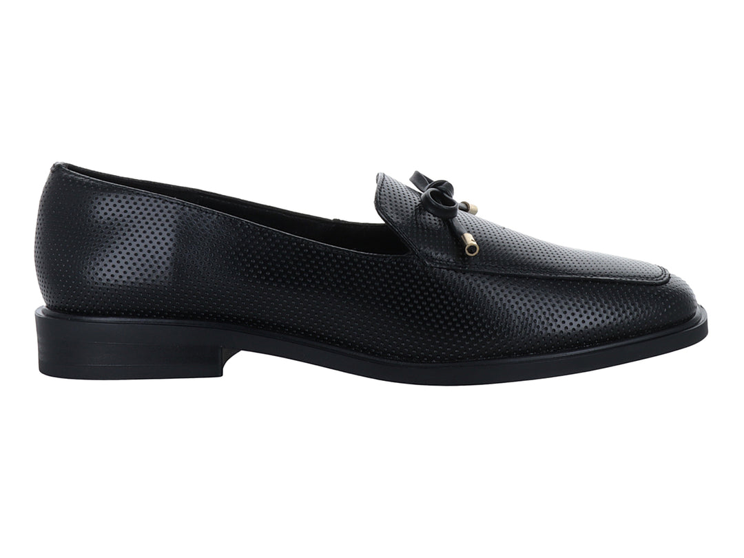 Zapato tipo mocasín color negro con textura perforada y detalle de moño con puntas doradas.
