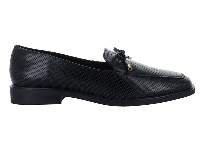 Zapato tipo mocasín color negro con textura perforada y detalle de moño con puntas doradas.