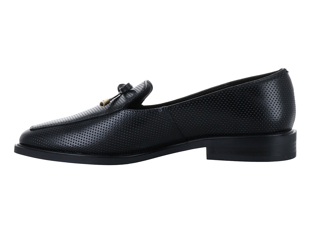 Zapato tipo mocasín color negro con textura perforada y detalle de moño con puntas doradas.