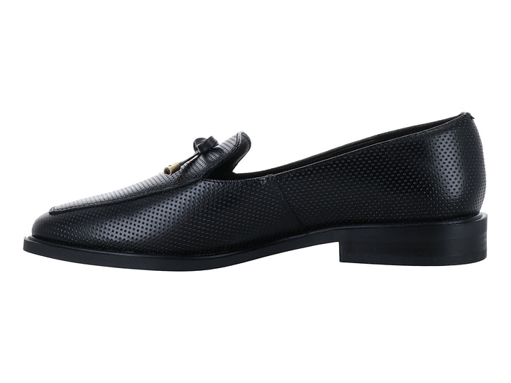 Zapato tipo mocasín color negro con textura perforada y detalle de moño con puntas doradas.