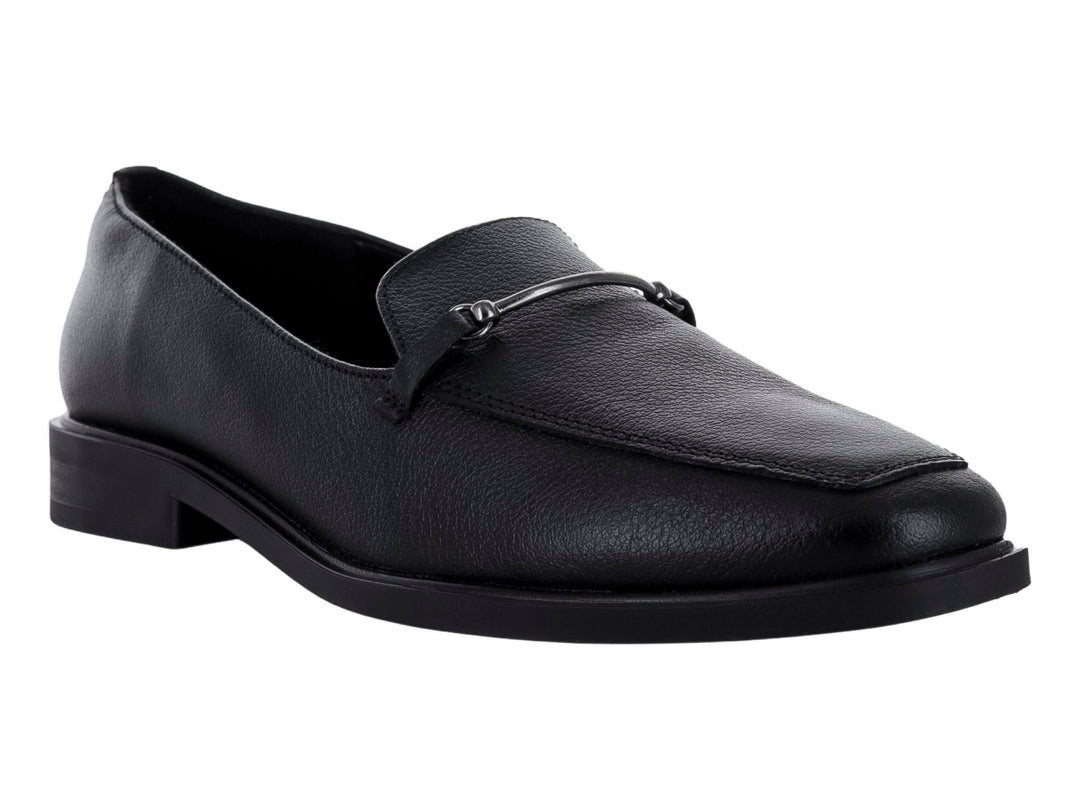 Zapato mocasín color negro con punta cuadrada y detalle decorativo superior.