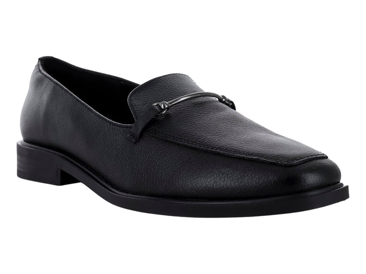 Zapato mocasín color negro con punta cuadrada y detalle decorativo superior.