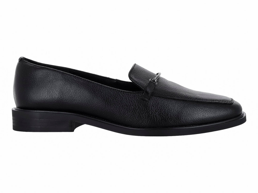 Zapato mocasín color negro con punta cuadrada y detalle decorativo superior.