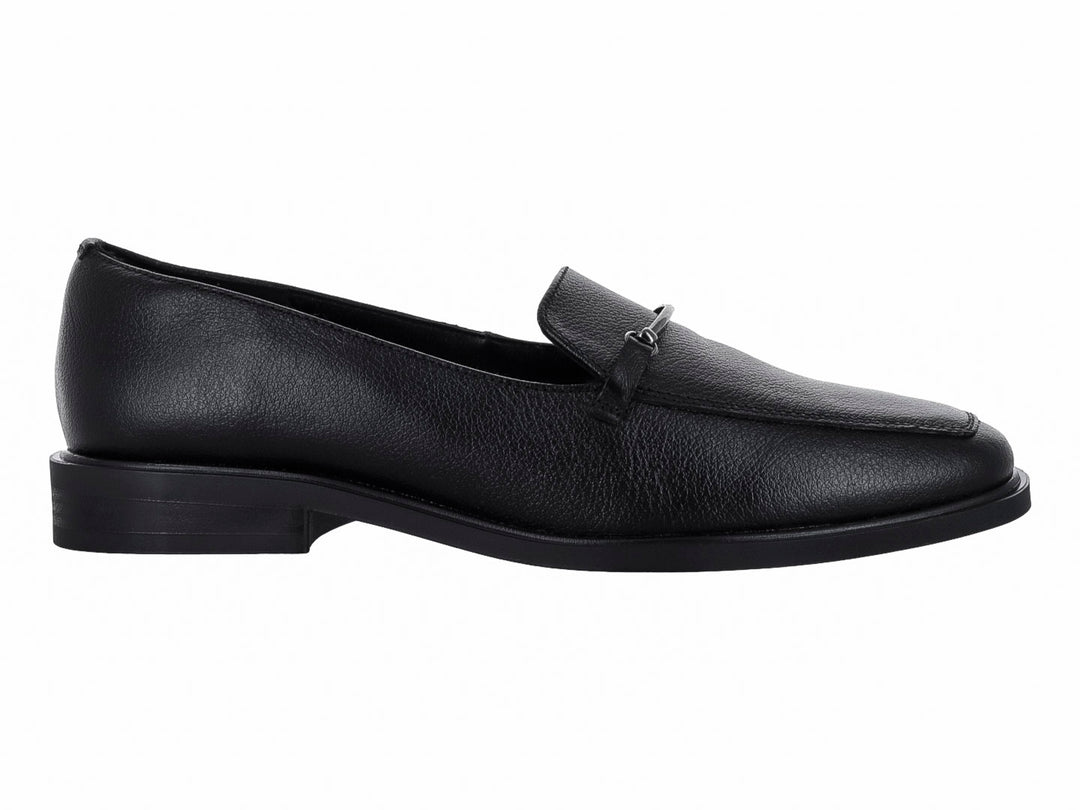 Zapato mocasín color negro con punta cuadrada y detalle decorativo superior.