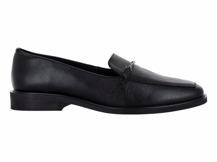 Zapato mocasín color negro con punta cuadrada y detalle decorativo superior.