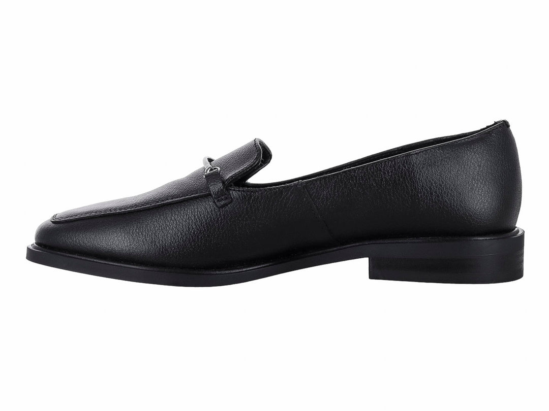 Zapato mocasín color negro con punta cuadrada y detalle decorativo superior.