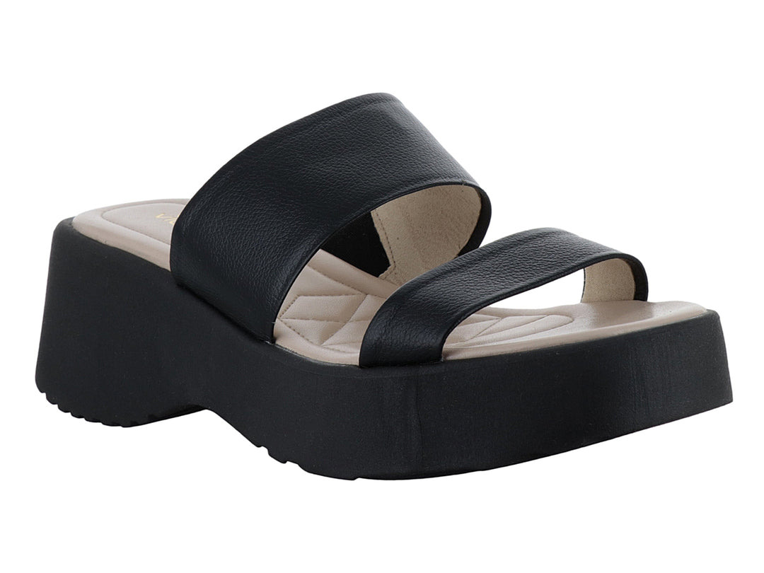 Sandalia de plataforma color negro con dos tiras anchas y plantilla beige.