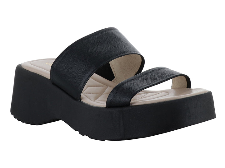 Sandalia de plataforma color negro con dos tiras anchas y plantilla beige.
