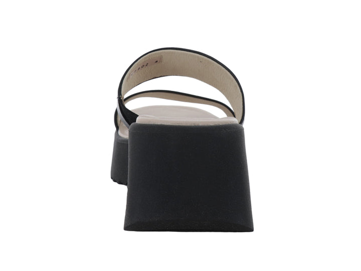 Sandalia de plataforma color negro con dos tiras anchas y plantilla beige.