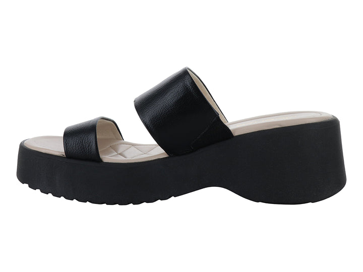 Sandalia de plataforma color negro con dos tiras anchas y plantilla beige.