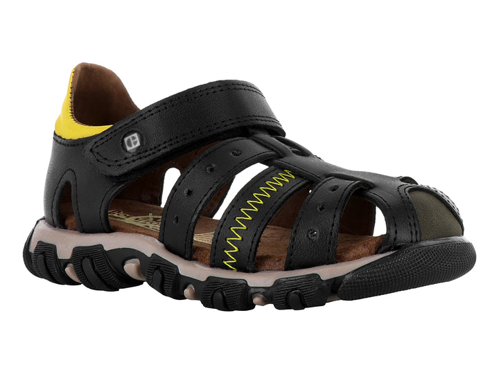 Sandalia negra para niño con detalles en amarillo y suela beige robusta.