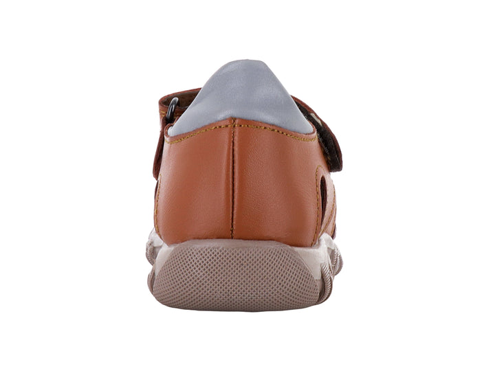 Sandalia infantil color camel con suela beige y cierre de velcro.