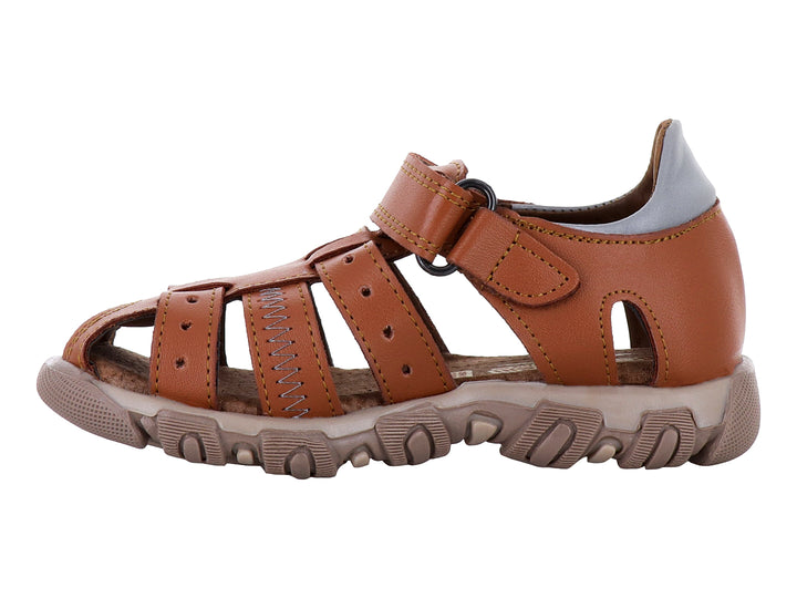 Sandalia infantil color camel con suela beige y cierre de velcro.