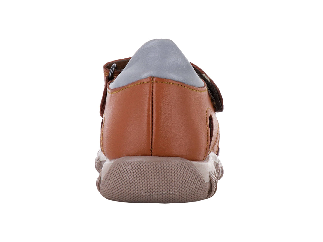Sandalia cerrada para niño en color camel con suela café y ajuste de velcro.