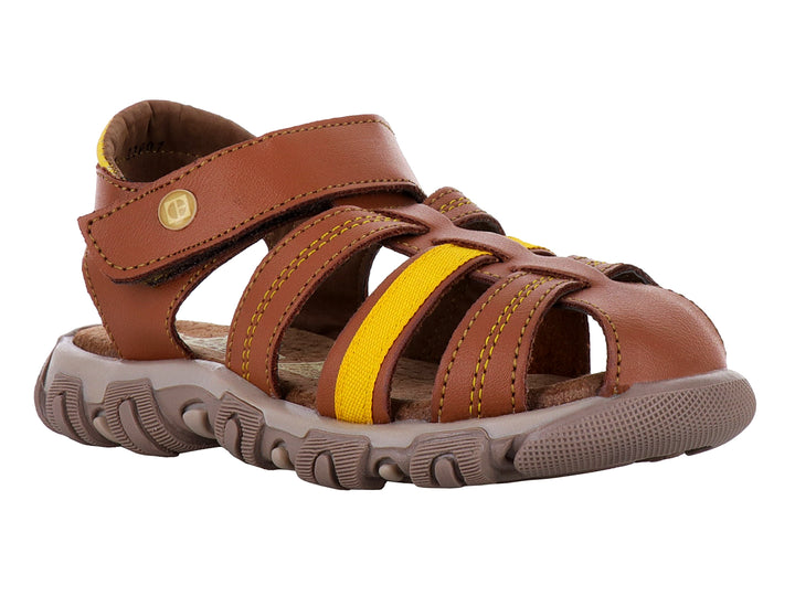 Sandalia infantil color marrón con tiras amarillas y cierre de velcro.