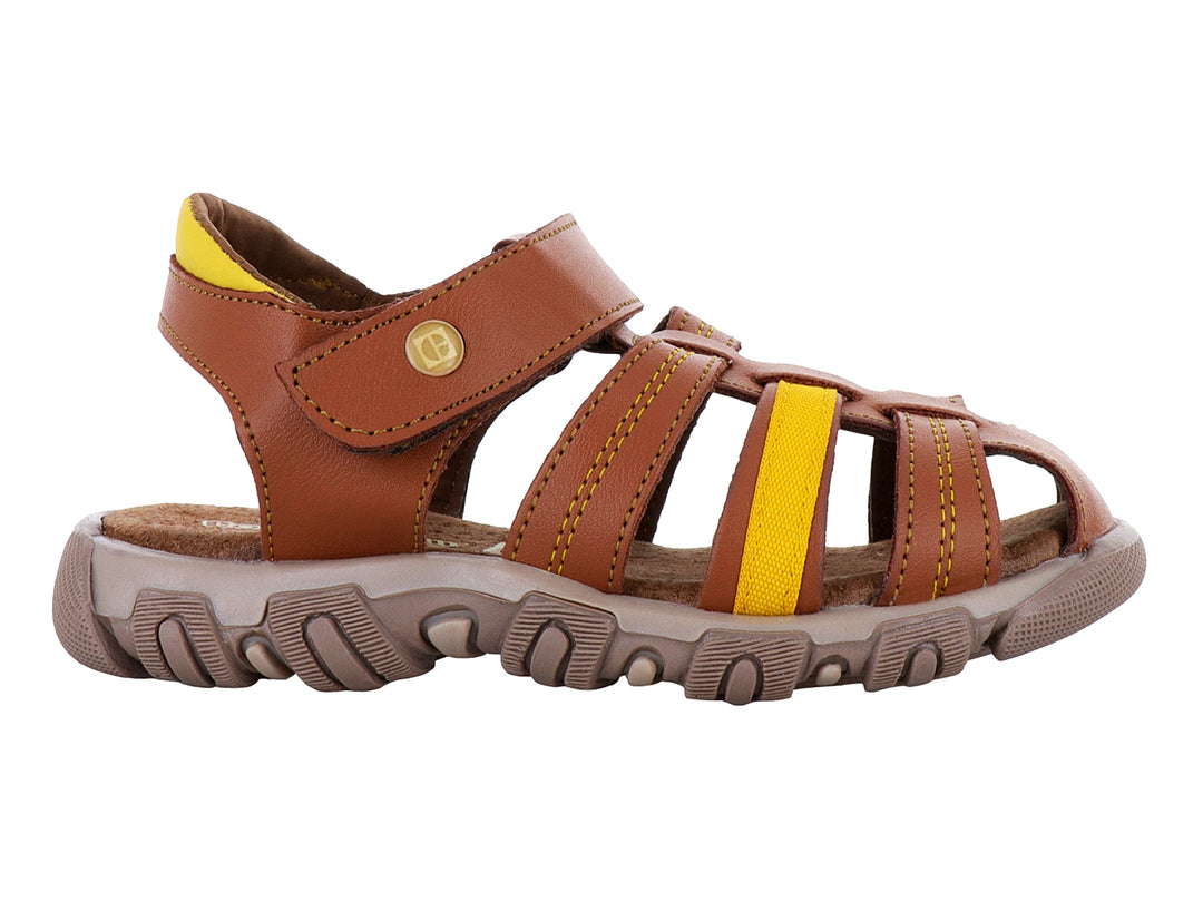 Sandalia infantil color marrón con tiras amarillas y cierre de velcro.