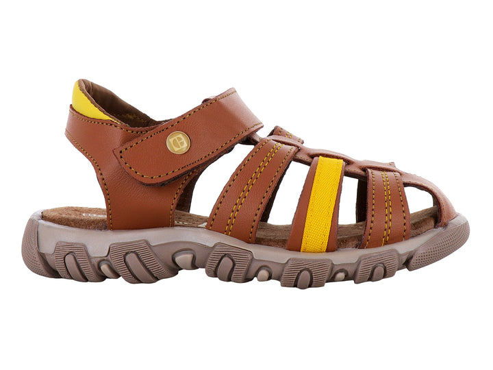 Sandalia infantil color marrón con tiras amarillas y cierre de velcro.