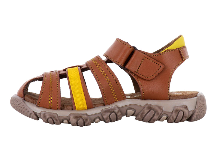 Sandalia infantil color marrón con tiras amarillas y cierre de velcro.