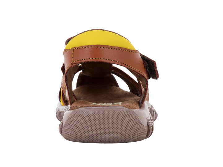 Sandalia infantil color camel con detalles en amarillo y suela marrón.