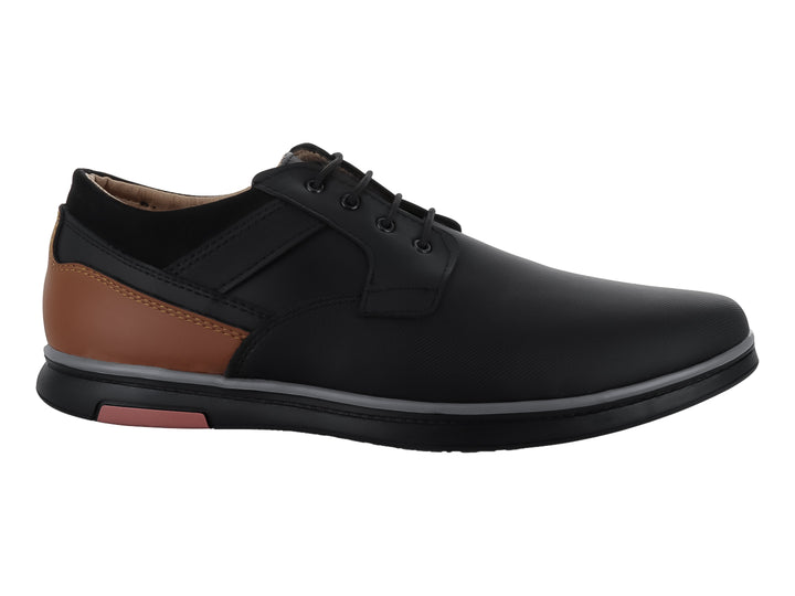 Zapato casual color negro con sección trasera en color camel y suela negra con detalle rojo.