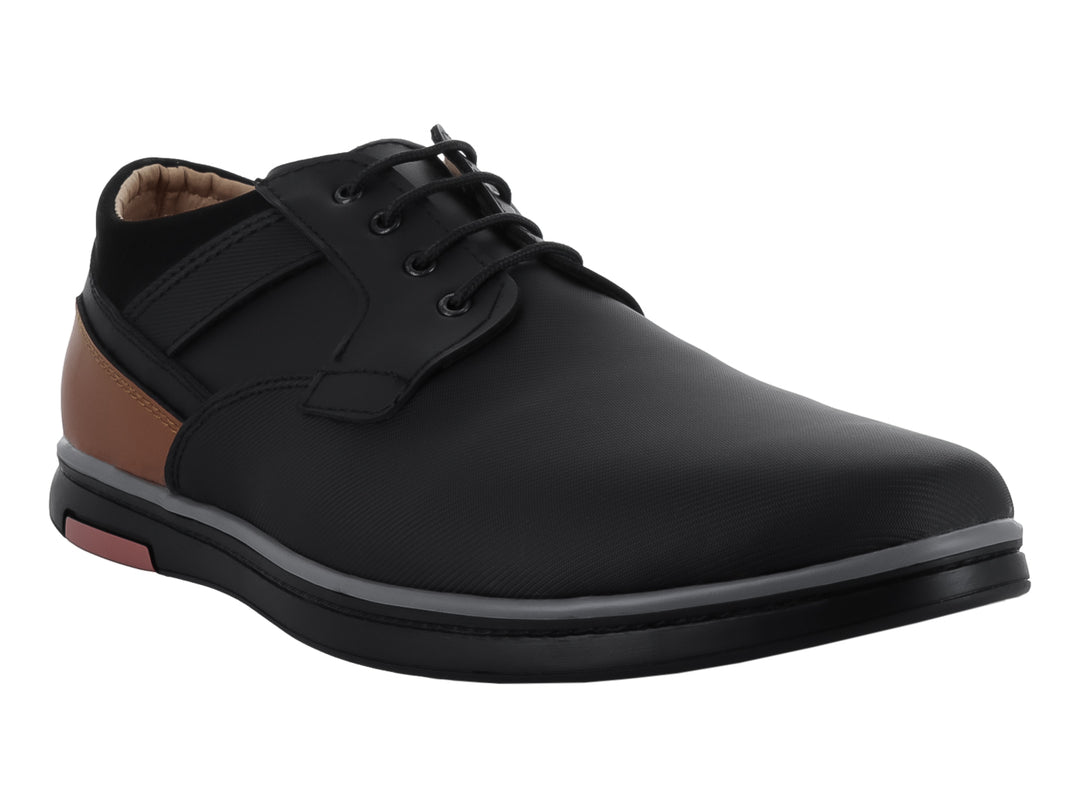 Zapato casual color negro con sección trasera en color camel y suela negra con detalle rojo.