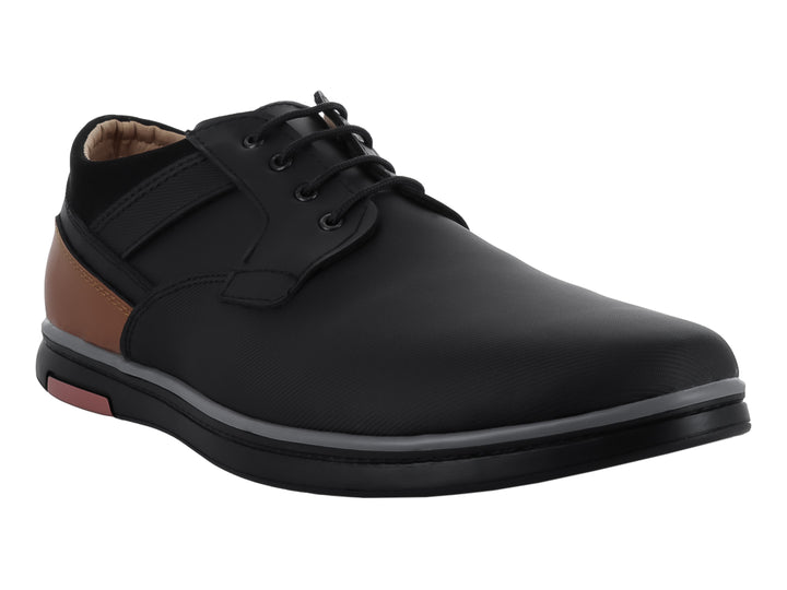 Zapato casual color negro con sección trasera en color camel y suela negra con detalle rojo.