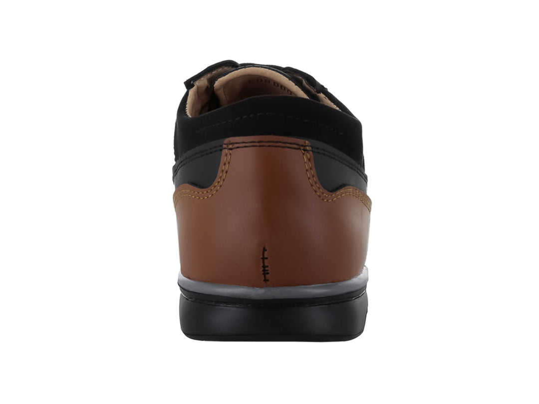 Zapato casual color negro con sección trasera en color camel y suela negra con detalle rojo.