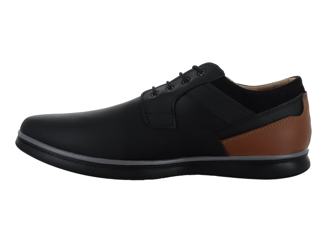 Zapato casual color negro con sección trasera en color camel y suela negra con detalle rojo.
