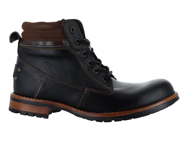 Bota casual color negro con detalles en marrón y suela robusta para hombre.