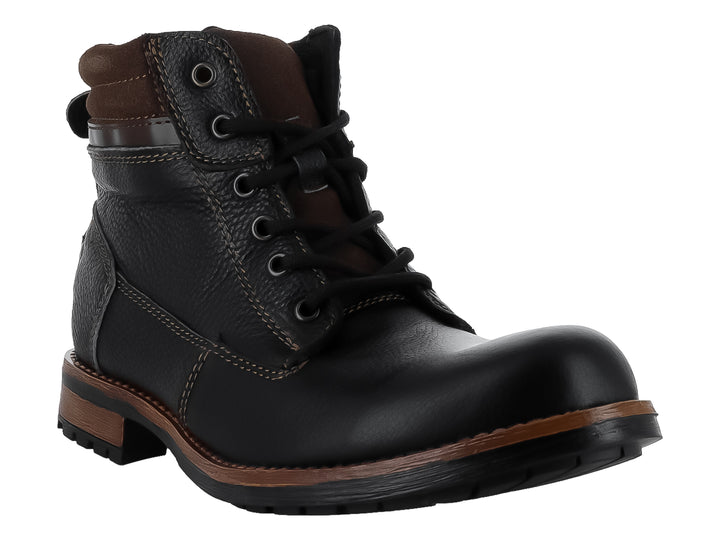 Bota casual color negro con detalles en marrón y suela robusta para hombre.