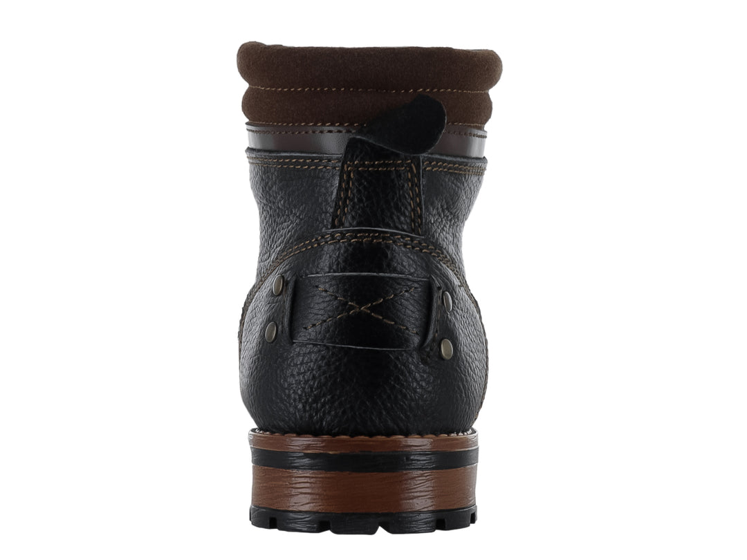 Bota casual color negro con detalles en marrón y suela robusta para hombre.