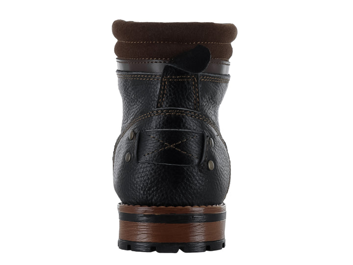 Bota casual color negro con detalles en marrón y suela robusta para hombre.