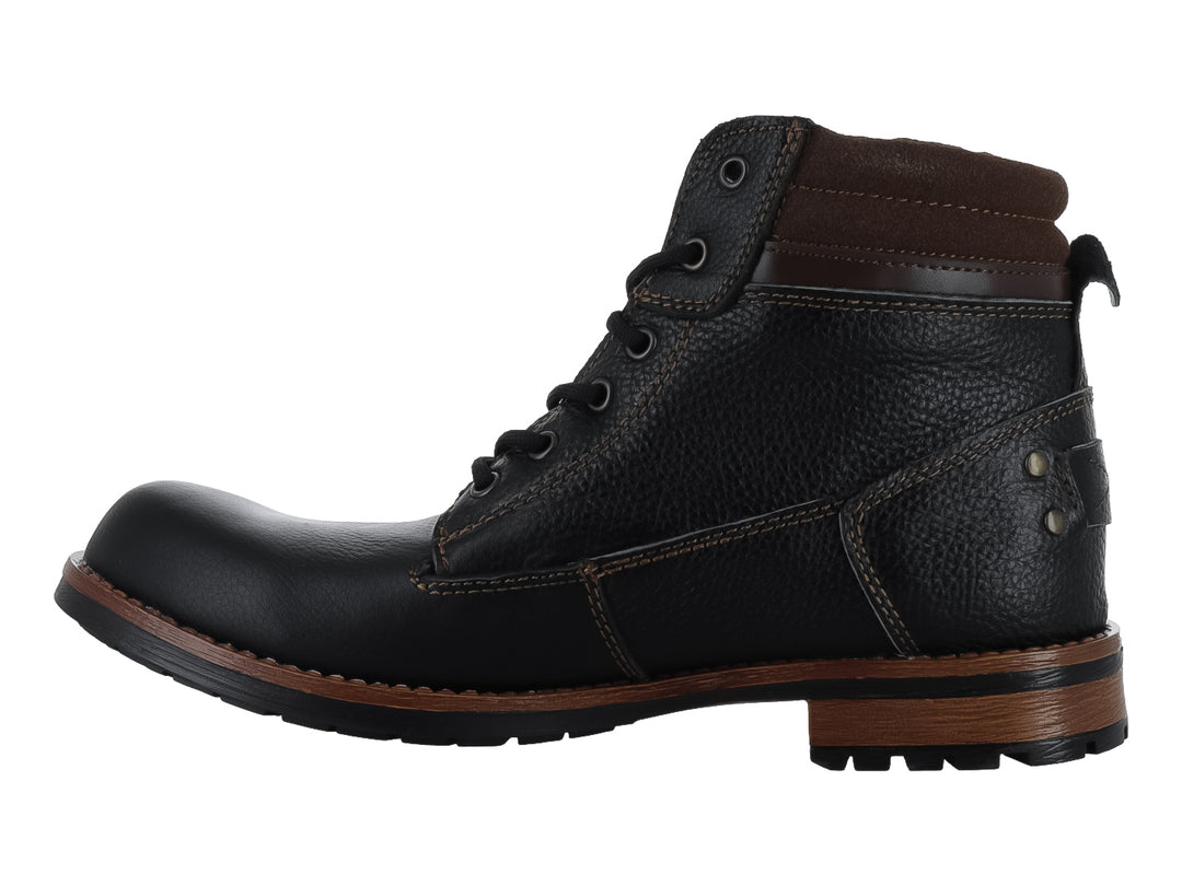 Bota casual color negro con detalles en marrón y suela robusta para hombre.