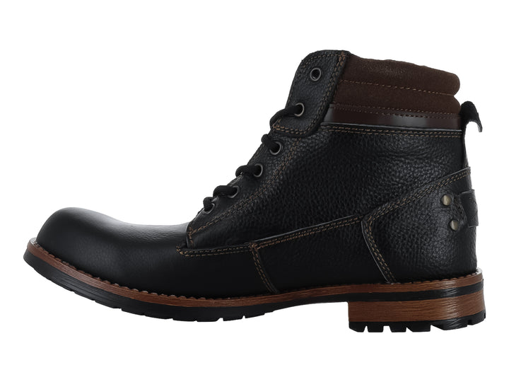 Bota casual color negro con detalles en marrón y suela robusta para hombre.