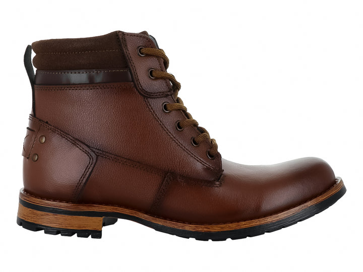 Bota casual color miel con cordones y suela bicolor negra y café.