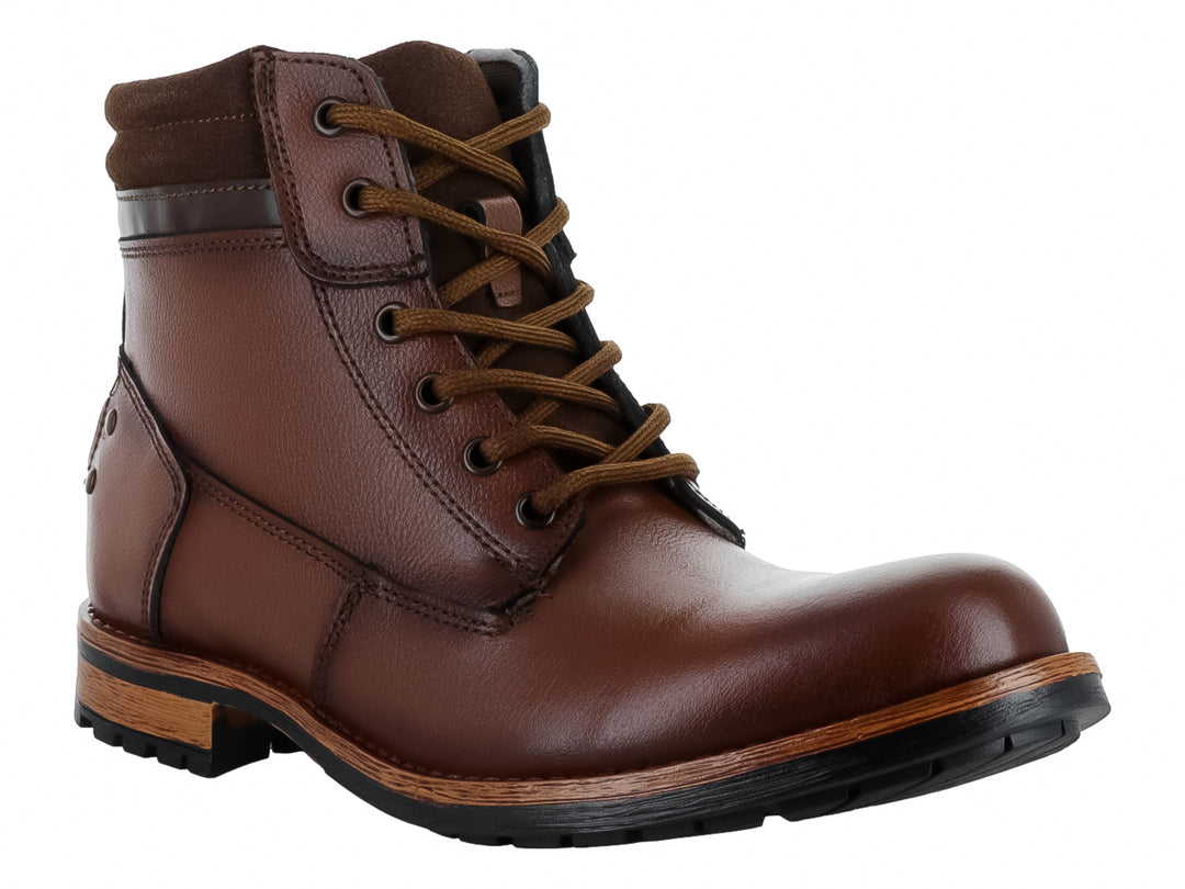Bota casual color miel con cordones y suela bicolor negra y café.