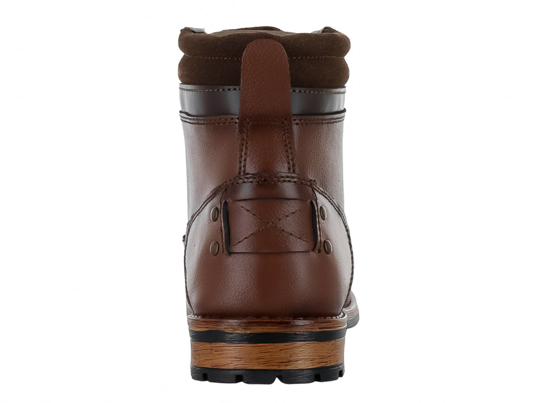 Bota casual color miel con cordones y suela bicolor negra y café.