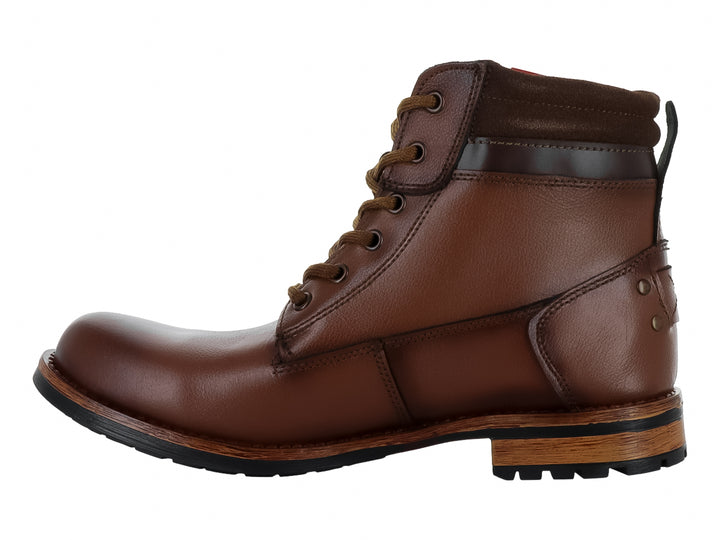 Bota casual color miel con cordones y suela bicolor negra y café.