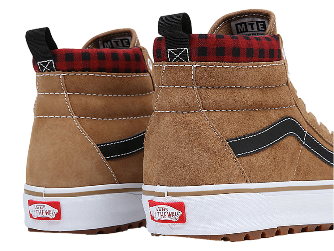 Tenis Vans Sk8-Hi MTE-1 color marrón con suela blanca y detalle a cuadros en el tobillo.