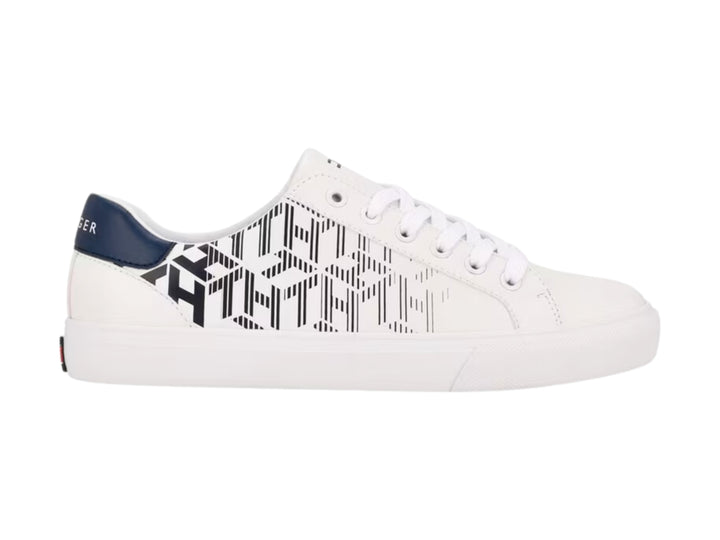 Tenis Tommy Hilfiger color blanco con estampado geométrico en azul marino y suela blanca.