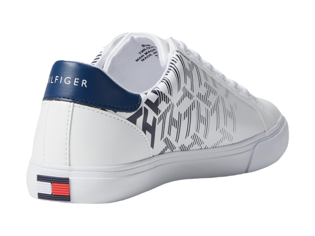 Tenis Tommy Hilfiger color blanco con estampado geométrico en azul marino y suela blanca.
