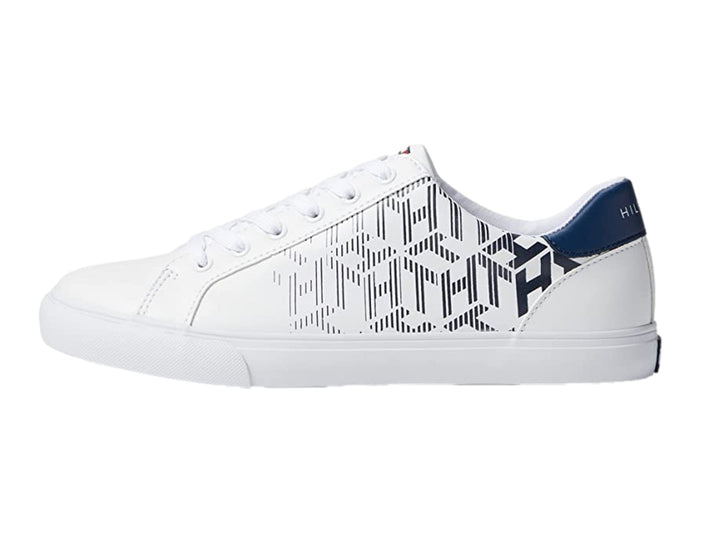 Tenis Tommy Hilfiger color blanco con estampado geométrico en azul marino y suela blanca.