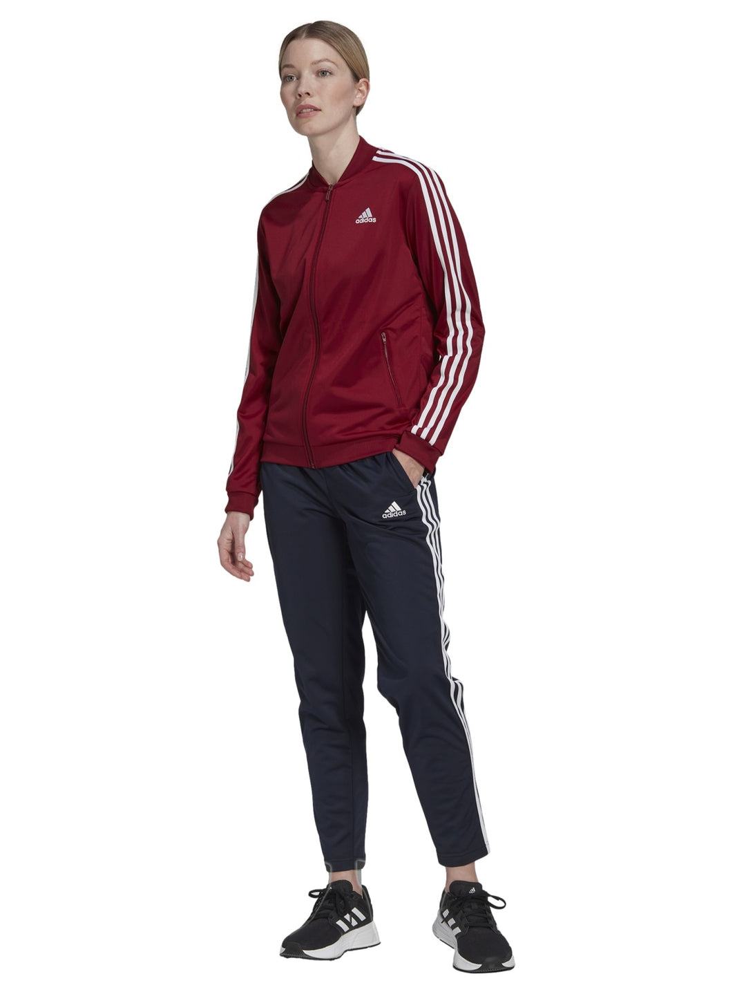 Conjunto deportivo Adidas con chaqueta color burgundy y pantalones azul marino con rayas blancas laterales.