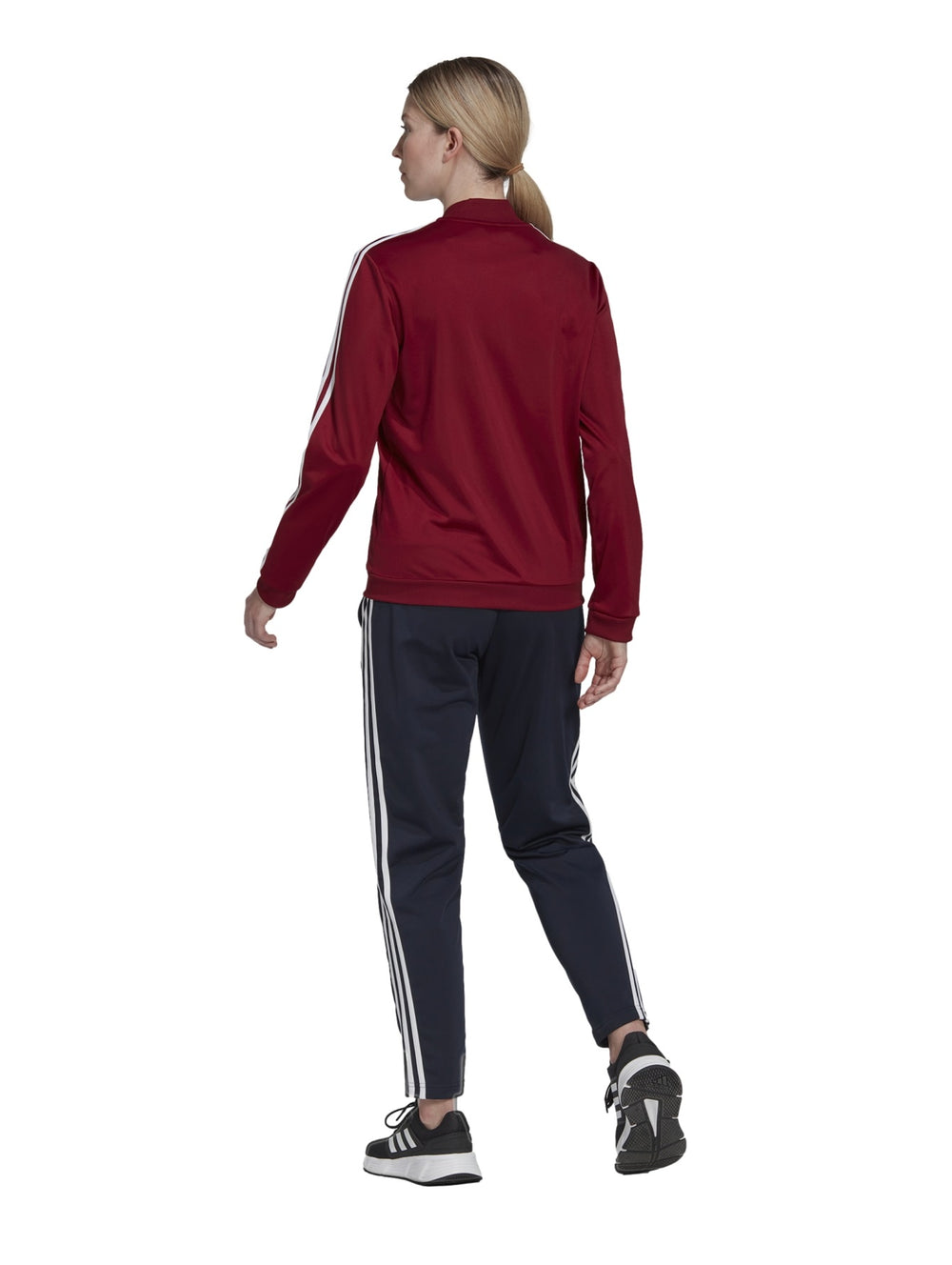 Conjunto deportivo Adidas con chaqueta color burgundy y pantalones azul marino con rayas blancas laterales.