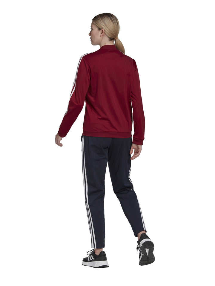 Conjunto deportivo Adidas con chaqueta color burgundy y pantalones azul marino con rayas blancas laterales.