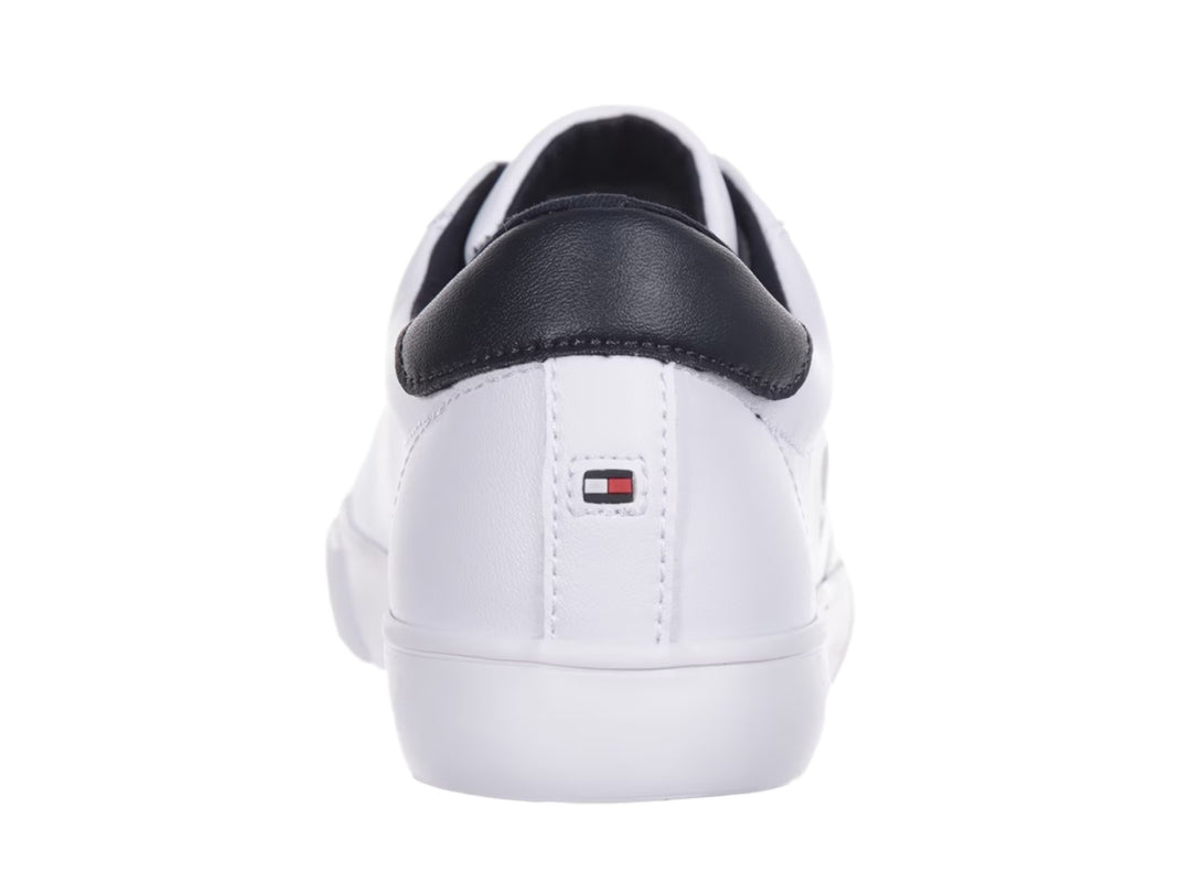 Tenis blancos Tommy Hilfiger para mujer con detalles en negro y logotipo en el costado.