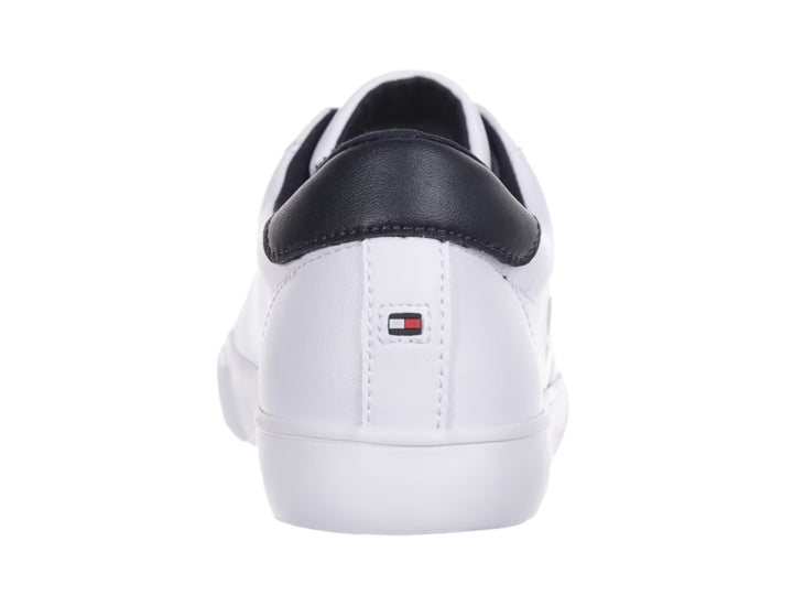 Tenis blancos Tommy Hilfiger para mujer con detalles en negro y logotipo en el costado.
