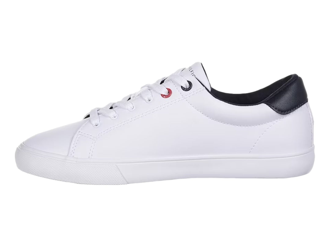 Tenis blancos Tommy Hilfiger para mujer con detalles en negro y logotipo en el costado.