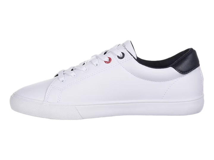 Tenis blancos Tommy Hilfiger para mujer con detalles en negro y logotipo en el costado.